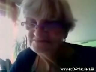 55 jaar oud oma shows haar groot tieten op camera klem
