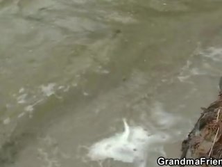 Due chaps scoppio nonnina vicino lago