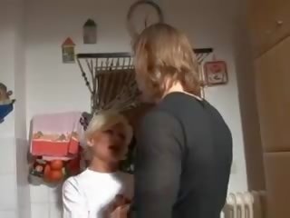 Groovy blondi saksalainen mummi kyytiä sisään keittiö