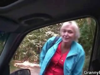 Vecchio nonnina cavalcate il mio peter diritto in il auto