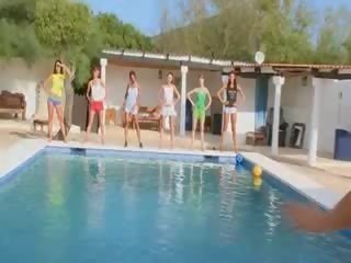 Six alasti tüdrukud poolt a bassein pärit poland