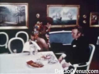 Staromodno xxx posnetek 1960s - poraščeni zreli rjavolaska - miza za tri