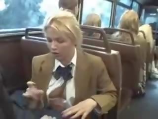 Blondynka miód ssać azjatyckie żuchwy phallus na the autobus