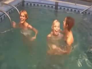 Flirty lezzies σε ο κολυμπώντας πισίνα