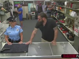 Attractive polícia mulher quer para penhor dela weapon e ends para cima fodido por shawn